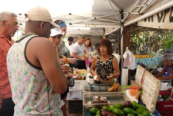 North Shore tropical fruit stand